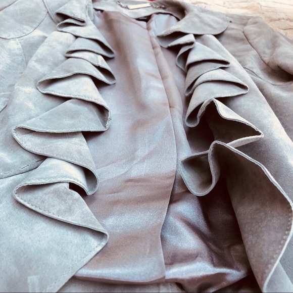 😮 Suede White House Black Market Jacket ruffles - Picture 3 of 8